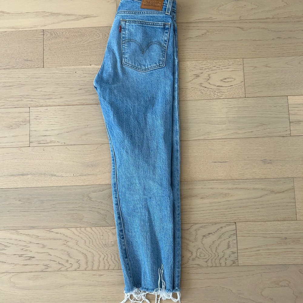 Levi’s Wedgie Straight Blue Jeans, size 25